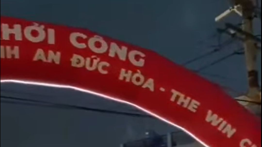 Hình ảnh cổng hơi và bóng bay tại lối vào dự án The Win City