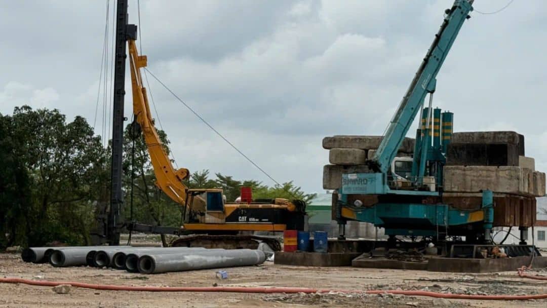 Triển khai máy ép cọc và thiết bị hạng nặng tại công trường The Win City