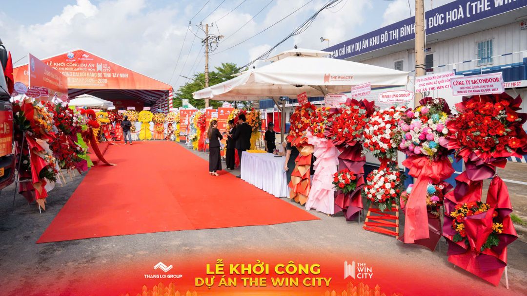 Hình ảnh trực tiếp Lễ Khởi Công The Win City 31/10/2025 với sân khấu và cổng chào hoành tráng