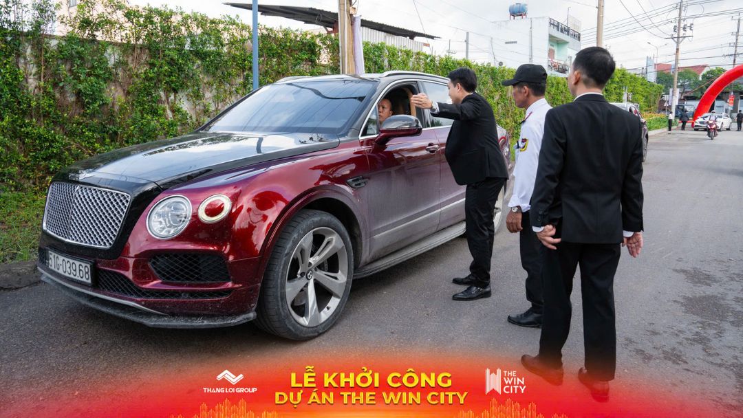 Hình ảnh dàn xe sang và các lẵng hoa chúc mừng tại sự kiện The Win City