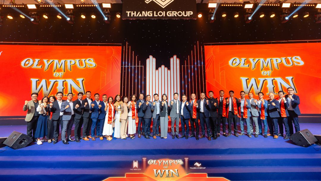 Hình ảnh không khí phấn khởi của các chuyên viên kinh doanh sau khi công bố giá The Win City