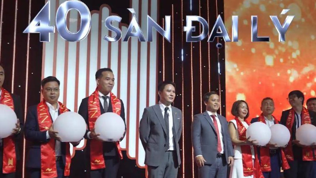 Hình ảnh màn trình diễn Kickoff The Win City với 100 diễn viên múa chuyên nghiệp