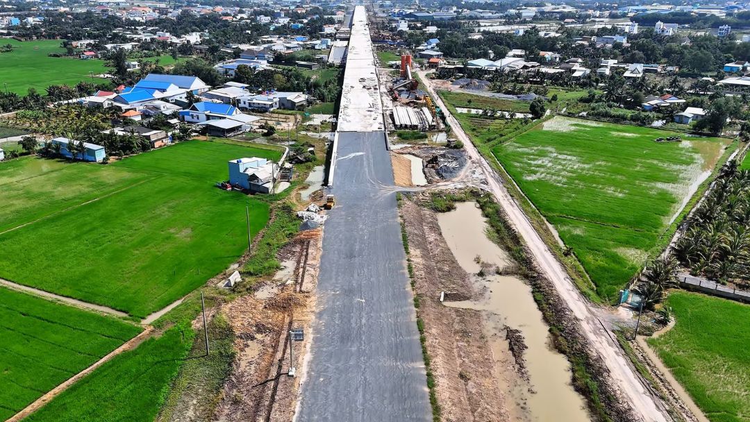 Hình ảnh công nhân và máy móc tại Nút giao Mỹ Yên