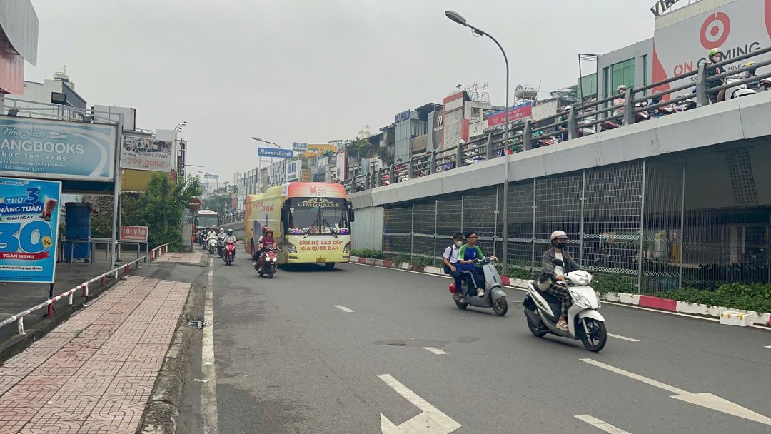 Hình ảnh xe bus Limousine The Win City với thông điệp 'Căn Hộ Cao Cấp Giá Quốc Dân' trên đường phố Sài Gòn