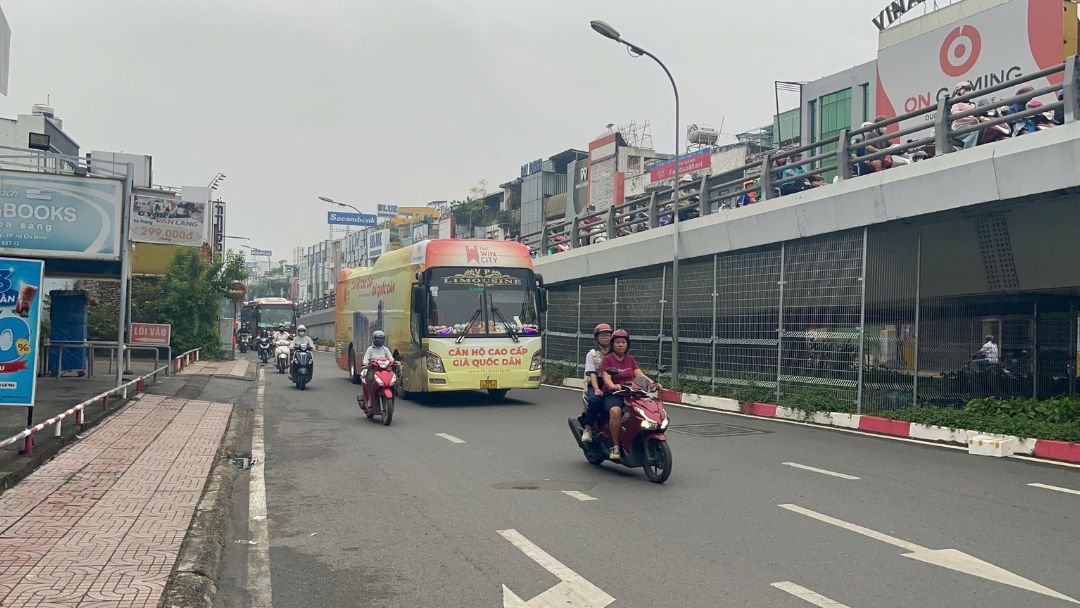 Hình ảnh Roadshow The Win City di chuyển qua khu vực đông người