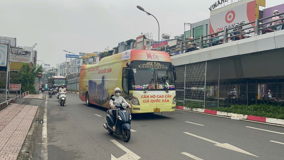 Hình ảnh cận cảnh xe bus quảng cáo dự án The Win City