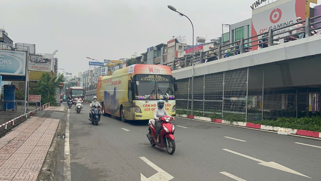 Hình ảnh xe bus Limousine The Win City nổi bật trên đường phố