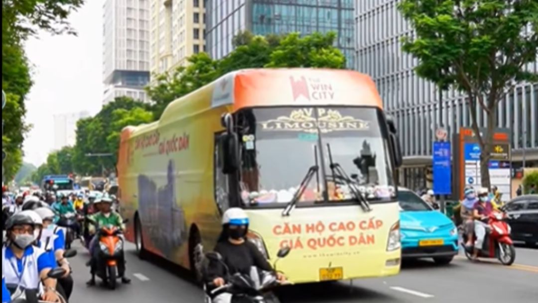 Đoàn xe roadshow của The Win City di chuyển qua các tuyến phố Sài Gòn